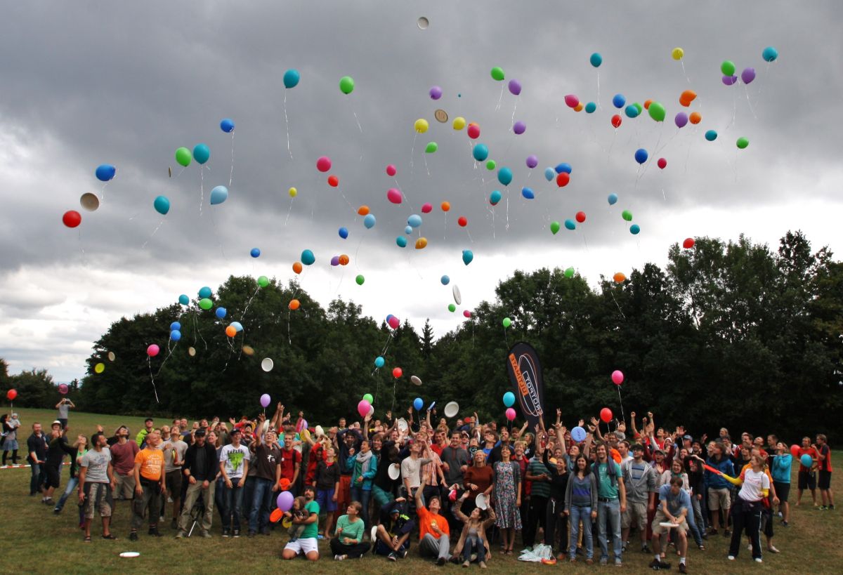 spiritcamp-kurtfeuerringballons008netz 